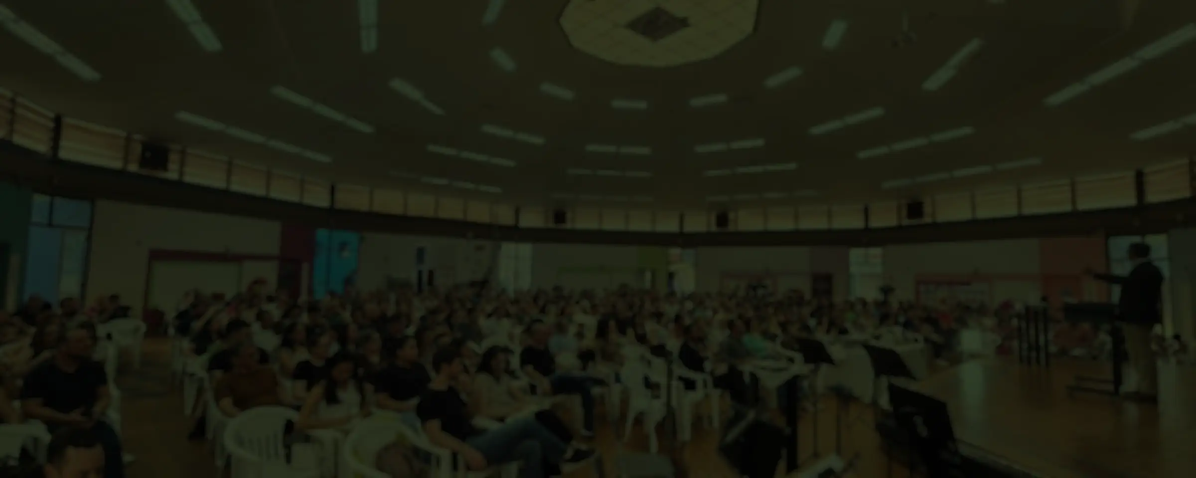 Interior do templo em contraluz, durante o culto
